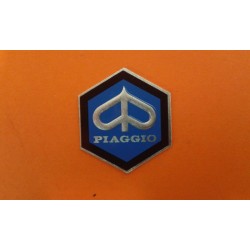 ESCUDO HEXAGONAL ADHESIVO PIAGGIO 42mm